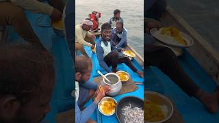 నడి సముద్రంలో తప్ప మీద అన్నం ఎలా తింటారు  How Do You Sea Boat food eting sivaram seafood fish [upl. by Mall574]