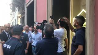 Cengiz Under al Roma Store di Via del Corso per presentare la terza maglia Presenti 100 tifosi [upl. by Nivanod]