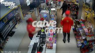 Homem armado invade posto ameaça funcionários e é morto pela polícia no Paraná [upl. by Aliber]