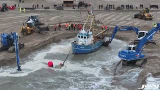 Garnalenkotter IJM22 Zandvoort eindelijk vlotgetrokken [upl. by Ardnohs]