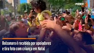 Bolsonaro é recebido por apoiadores e tira foto com criança em Natal [upl. by Shulman]