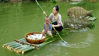 Single mother and baby  went to the stream to make a bamboo raft and caught a lot of big fish [upl. by Yrreb]