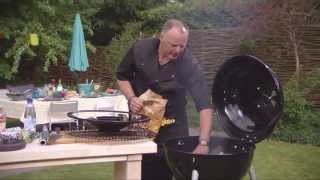 BBQvideo Een houtskoolBBQ aansteken [upl. by Goodard]