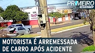 Motorista é arremessada do veículo pelo portamalas após forte colisão  Primeiro Impacto 010623 [upl. by Cantone]