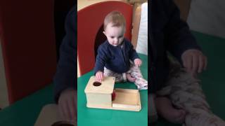 Montessori pour bébé de 8 mois  Imbucare et permanence de lobjet [upl. by Domph]