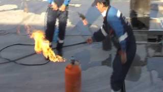 Planes de Autoprotección Apagar un fuego procedente de una bombona [upl. by Nelyt499]