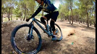 Entrenamiento de curvas Enduro MTB con Alvaro Comin y Adry Biel [upl. by Aenet]