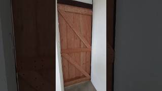 Terminamos la primera puerta rustica en madera cabañas building cabin video viral [upl. by Twedy139]