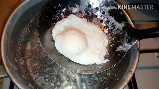 طريقة تحضير البيض المقلي في الماء loeuf poché  pouched eggs 🍳 [upl. by Darice878]