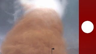 Un homme filme une gigantesque tornade qui sabat sur un champ de pétrole aux EtatsUnis [upl. by Ahsena785]