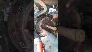 How to fitting a clutch and pressurekashi mechanic viral shot isuzu truke [upl. by Alysa]