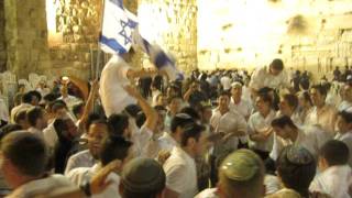 Torat Shraga Dancing at the Kotel on Yom Yerushalayim [upl. by Sindee877]