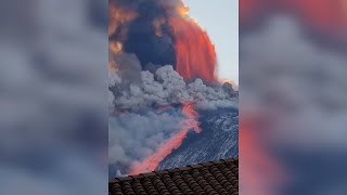 Espectacular nueva erupción del volcán Etna en Sicilia [upl. by Locklin]