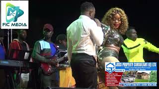 Shakira Shakira ft David Lutalo  Am In Love Perfomance at Maria Flo in KABISIKANDAGALA CONCERT [upl. by Yhtrod528]