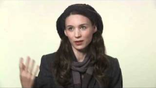 La Red Social  Estreno 15 Octubre 2010Entrevista Rooney Mara [upl. by Gamali725]