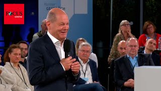 Nach BürgerFrage lacht Scholz plötzlich  Szene sorgt für Wirbel [upl. by Cummine]