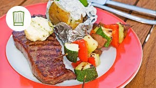 Mariniertes Steak mit Grillkartoffel und Gemüsespieß  Chefkochde [upl. by Nnitsuj]