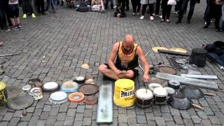 Bruxelles batteur Dario Rossi spectacle de tambours dans la rue [upl. by Atteyek]