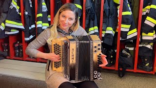 Die lustige CLAUDIA spielt die FEUERWEHR POLKA auf ihrer Steirischen Harmonika [upl. by Sral]