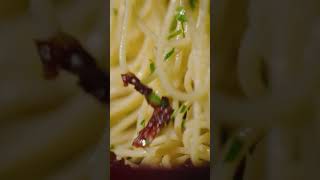 Spaghetti carbonara met gepocheerd ei recept  shorts  Allerhande [upl. by Jeffie630]