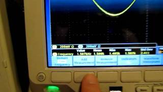 16 How to use the Oscilloscope to accurate capture 2 signals of different frequencies [upl. by Klina]