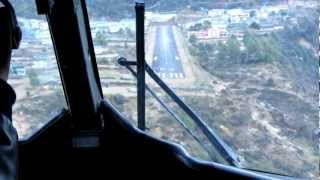 Landing in Lukla  Tenzing Hillary Airport Nepal Landung auf den gefährlichsten Flughafen der Welt [upl. by Cilka811]