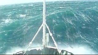 Un bateau remorqueur dans une tempête Force 12  Vague scélérate [upl. by Fredra600]