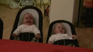 Lachende Zwillinge in der BabyWippe  laughing twins with babyrockers [upl. by Maro]