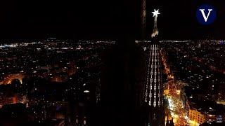 La estrella de la Sagrada Família ya ilumina Barcelona [upl. by Farrah542]