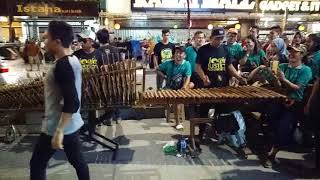 DUET JOGET COWOK KEREN  MALIOBORO YOGYA – ANGKLUNG RAJAWALI [upl. by Devina995]