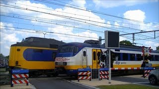 Spoorwegovergang Almelo  Dutch railroad crossing [upl. by Gardol877]