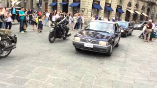 Carabinieri auto depoca sfilano per il centro storico di Firenze [upl. by Dannica]