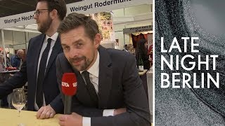 Hinter den Kulissen Aufsager für die Weinmesse  Bonusmaterial  Late Night Berlin  ProSieben [upl. by Aitetel]