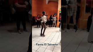 Así baila la catracha 💃💃 baile viralvideo elsalvador [upl. by Wilkison]