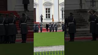 Preußischer Präsentiermarsch 21112023 Schloss Bellevue bundeswehr wachbataillon stabsmusikkorps [upl. by Miof Mela887]