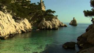 Visite des Calanques de Cassis et Marseille en bateau [upl. by Enyluqcaj779]