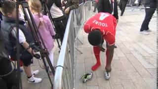 Kolo Toure Offre ses chaussure a une jeune FAN [upl. by Danielle]