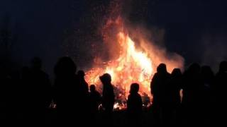 Spectaculaire Kerstboomverbranding in Heeze [upl. by Yarrum991]