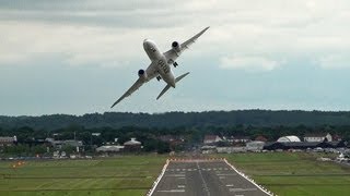 🇶🇦 Impressive Qatar Airways Boeing 787 Dreamliner Flying Over Farnborough [upl. by Ardnuek]