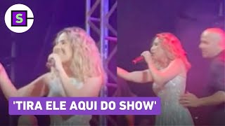 Wanessa Camargo se irrita no palco e pede pra expulsarem homem de seu show Tira ele daqui [upl. by Starbuck]