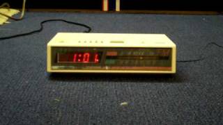 1980s Soundesign DIGITAL clock radio alarm and snooze operation [upl. by Yelkreb]