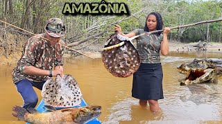 PESCA SELVAGEM de ARPÃO Primitivo PEIXE GRANDE e FERAS PERIGOSAS na Floresta Amazonica [upl. by Aicirtak]