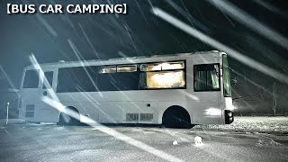 吹雪のバス車中泊｜今夜は安全の為にここで避難します [upl. by Nafis]