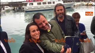 Salvini a Camogli quotVi mostro il milanese medio sul lungo marequot [upl. by Kalina]