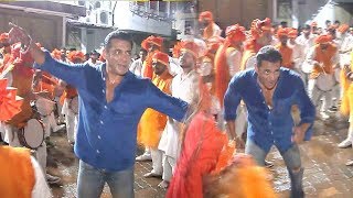 Salman Khans ZABARDUST Faadu Dancing On Nasik Dhol At Ganpati Visarjan 2019 Wid Family [upl. by Kelson881]