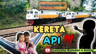 HUNTING KERETA api tuut tuut  sambil ngemil jajanan kakak Queen melihat kereta api melintas 😱😱‼️ [upl. by Xxam]