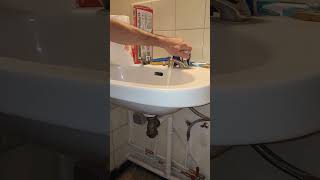 Remplacement robinetterie sur un vieux lavabo [upl. by Valida]