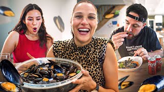 La sirène goûte mes moules c’est sa première fois 🍽️ [upl. by Apeed935]