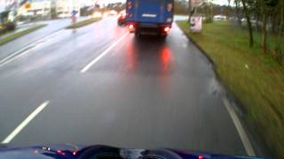 Lastwagen schneidet Radfahrer beim Überholen  Griesheim 2014 02 06 [upl. by Yrrehs501]