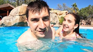 👧 BĂLĂCEALĂ în PISCINA din BARCELONA 💢 SPANIA 🇪🇸 MARA TEO și BRI 👉 Vacanța de Vară 🌊 la MARE 🆕 [upl. by Llerrah]